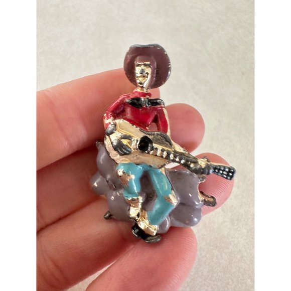 Vintage 1940s gold tone pot metal enamel man guitar playing figural brooch - Picture 3 of 6